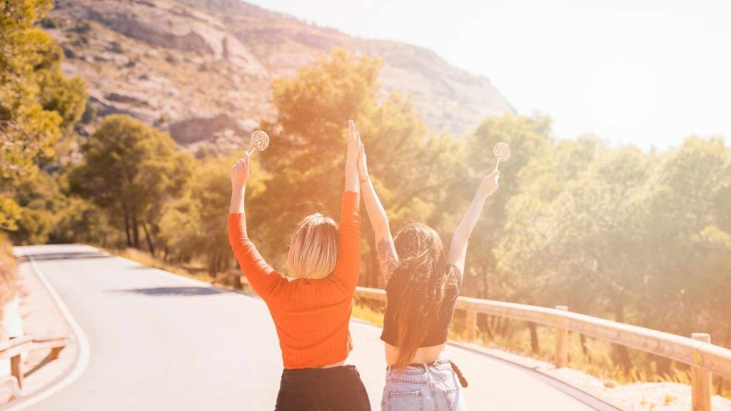 Tips para viajar en verano y soportar el calor: consejos desde la fisioterapia y la ergonomía Tips para viajar en verano y soportar el calor: consejos desde la fisioterapia y la ergonomía