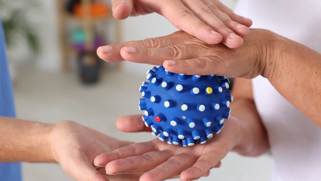 Rehabilitación tras una lesión medular: cómo es el proceso y qué tratamientos ayudan a recuperar la máxima autonomía